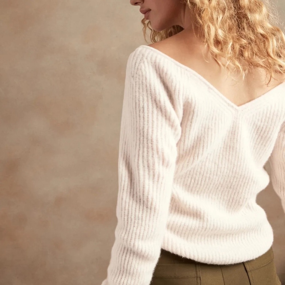 NWT Banana Republic Women's V-Neck Sweater Ivory Pullover Size M Casual